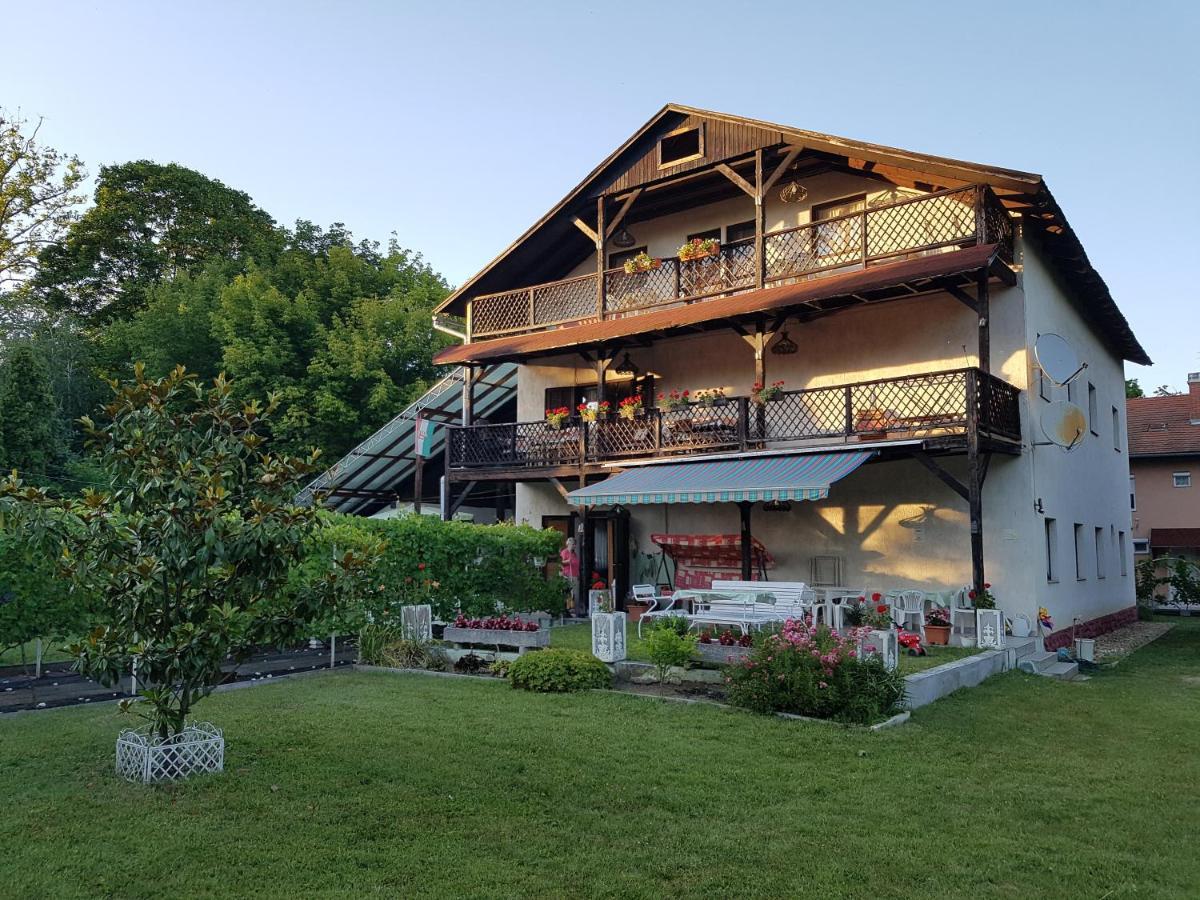 Bed & Breakfast Villa-negra Retro Panzio Balatonfoldvar